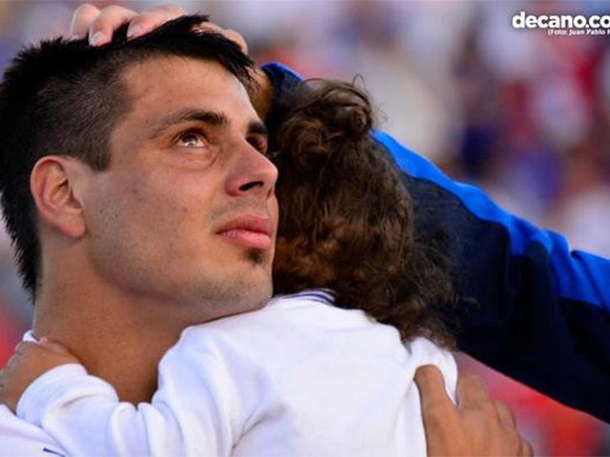 Guillermo de los Santos holding his daughter during Sunday's celebration. (Decano.com)