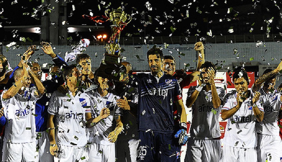 Another tournament, another trophy for Jorge Bava and Los tricolores. (La Republica)