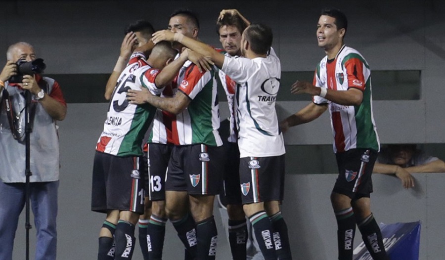 Palestino players celebrate their go... wait a second, is that Walter White in the back? (Ferplei)