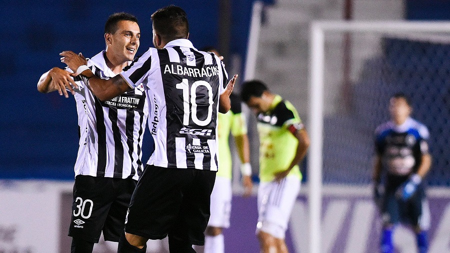 Reymundez and Albarracin led the way in Wanderers' (literally) hard-fought win. (ESPNDeportes)