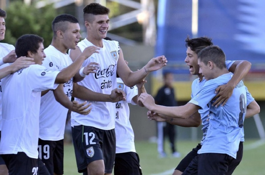 Federico Valverde celebrates one of his two goals against Argentina. (ABC Paraguay)