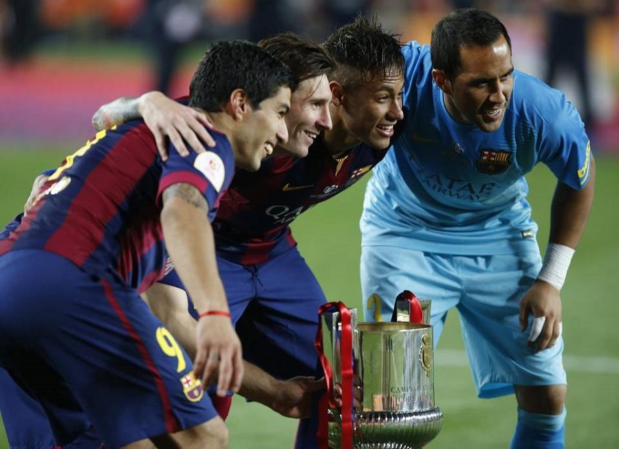 Barcelona's South American stars celebrate yet another trophy. (El Nuevo Herald)