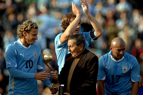 Diego Forlan shows Ghiggia his 2010 World Cup Golden Ball trophy. (La Vanguardia)