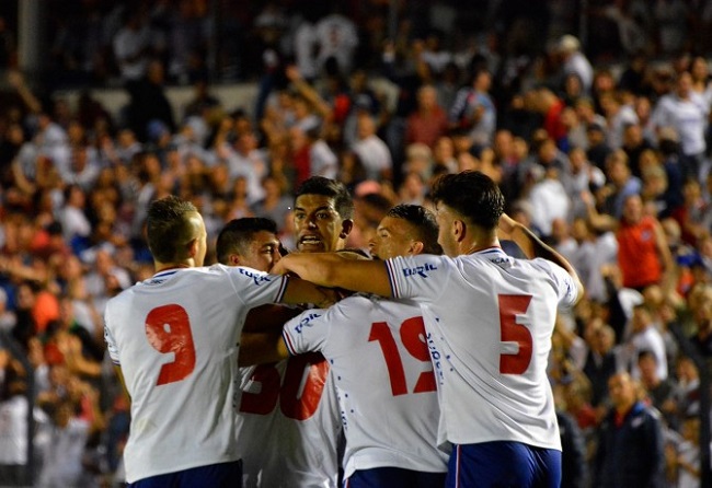 The Tricolores celebrate Lopez's goal. (Radio Nacional)