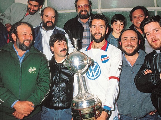 Team Captain Hugo de León shares the Libertadores trophy with the Uruguayan chapter of the Dollar Shave Club. (Pasion Futbol)