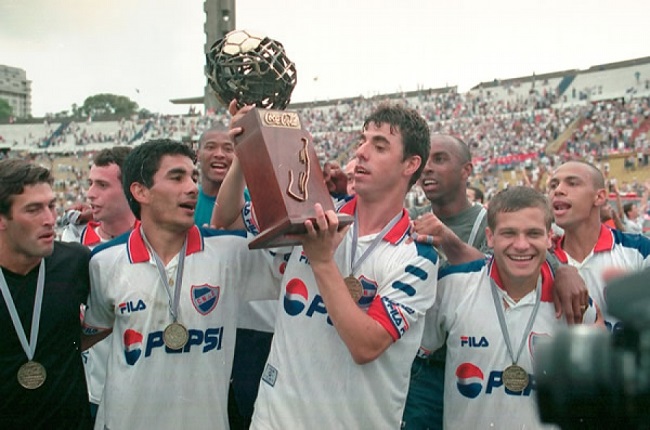 A young Alejandro Lembo lifts the 2000 Uruguayan League trophy. (Pueblo Tricolor)