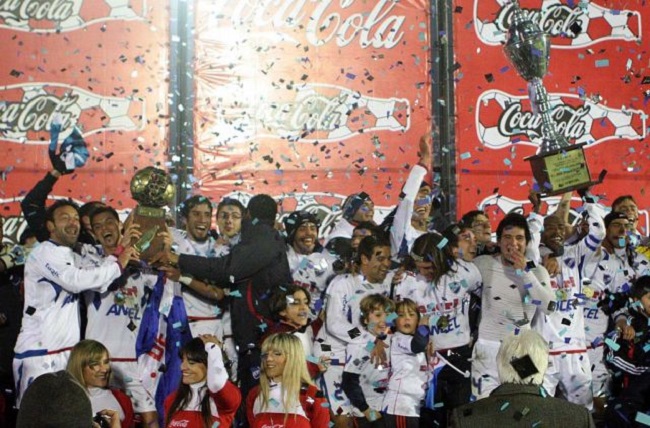 There have been so many title celebrations that it's getting hard to tell which is which. I think this is the 2009 one because I see "Chapita" Blanco on the left. (Maldonet)