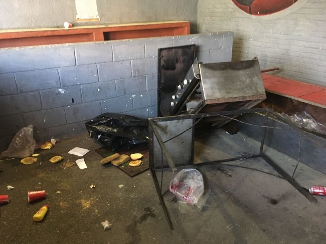 You can destroy seats all you want, but leave the grill out of it. Come on now. (El Observador)